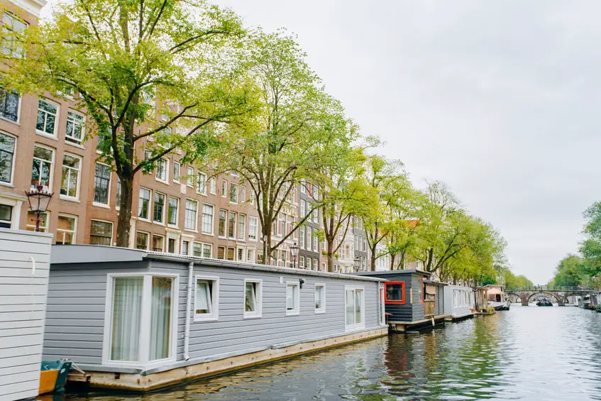 yacht v houseboat