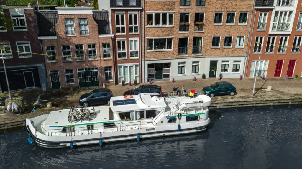 yacht v houseboat