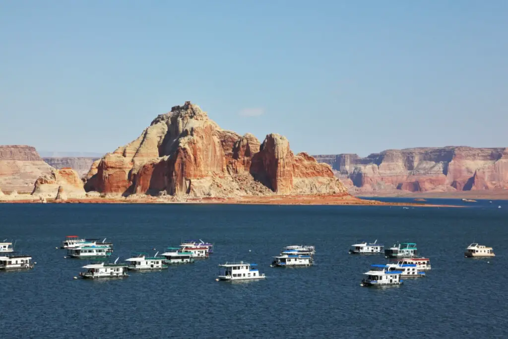 yacht v houseboat