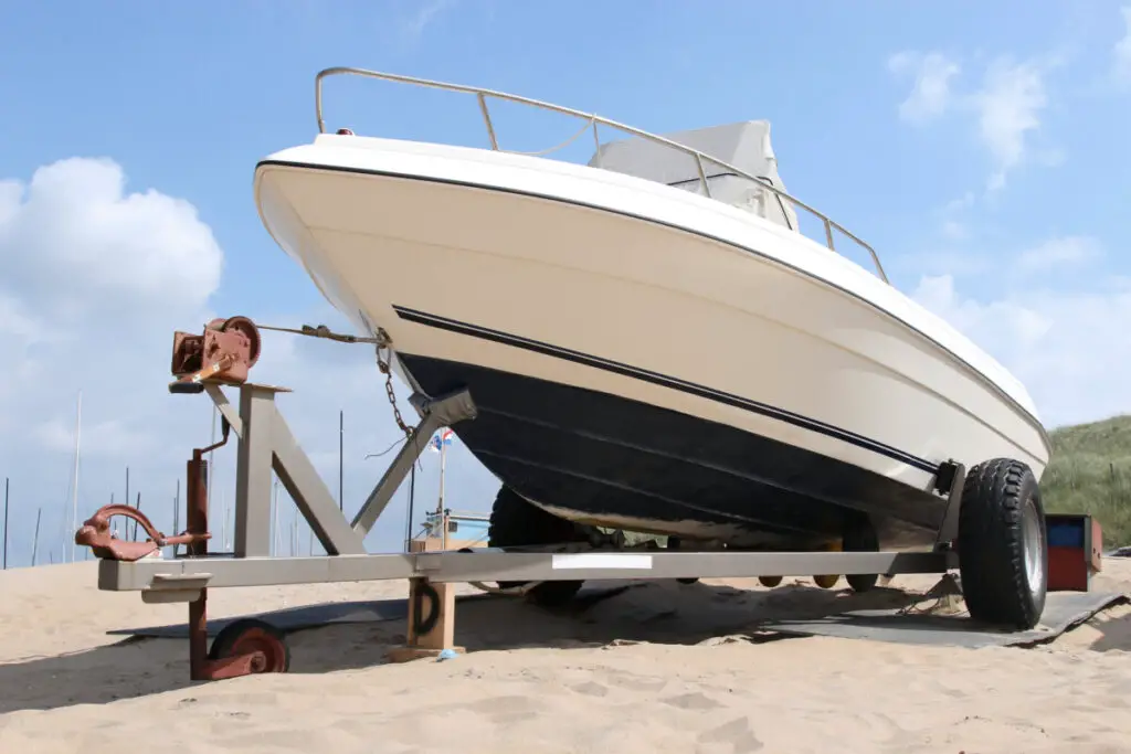 yacht v houseboat